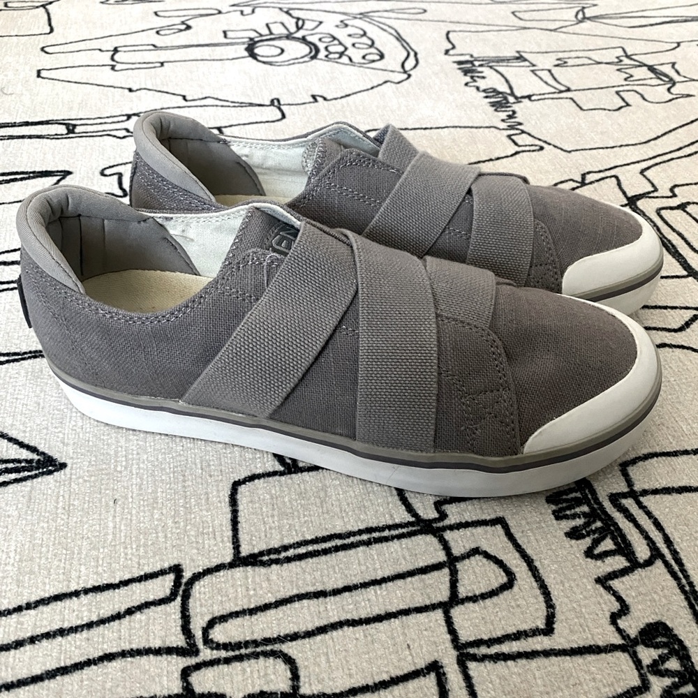 KEEN Elsa III Gray Canvas Women's Sz 10 Gore Cross Strap Slip-On Shoes